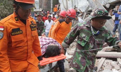 Evakuasi korban gempa Aceh