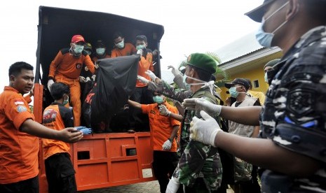 Tim SAR membawa kantong mayat berisi jenazah korban tenggelamnya KM Marina Baru 2B di RSUD Siwa, Kabupaten Wajo, Sulawesi Selatan, Rabu (23/12). (Antara/Yusran Uccang)