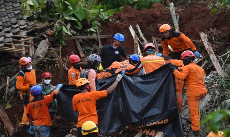 Tim SAR mencari korban tanah longsor di Ngetos, Nganjuk, Jawa Timur, Senin (15/2).