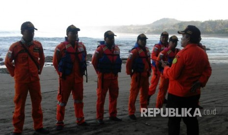 Tim SAR mengadakan briefing sebelum memulai pencarian lima korban hanyut di pantai selatan Garut, Rabu (17/5).