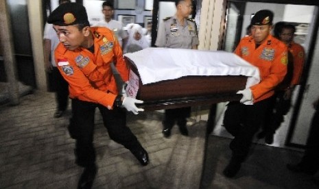 Tim SAR mengangkat jenazah yang diduga penumpang pesawat AirAsia QZ8501 di RS Bhayangkara Makassar, Selasa (3/2). 