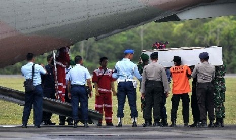 Tim SAR mengangkut peti jenazah korban pesawat Air Asia Lanud TNI AU Iskandar, Pangkalan Bun, Kalteng, Kamis (8/1). 