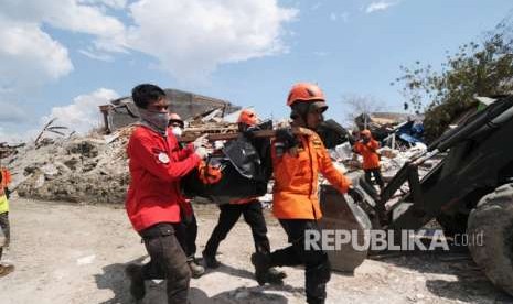 Tim SAR mengevakuasi jenazah korban gempa yang tercebur lumpur di Kompleks Perumahan Kelurahan Petobo Palu, Sulawesi Tengah (2/10). 