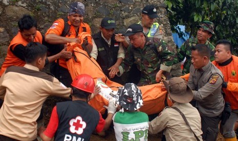 Tim SAR mengevakuasi jenazah yang tertimbun tanah longsor di Kampung Cimerak, Desa Tegalpanjang, Sukabumi, Jawa Barat, Senin (30/3).