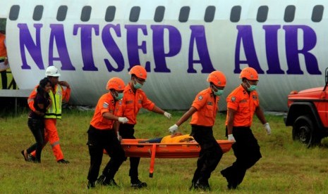   Tim SAR mengevakuasi korban kecelakaan pesawat ketika berlangsungnya simulasi penanggulangan kecelakaan pesawat yang digelar di kawasan Bandara Pattimura, Ambon, Maluku, Kamis (10/4). (Antara/Izaac Mulyawan)