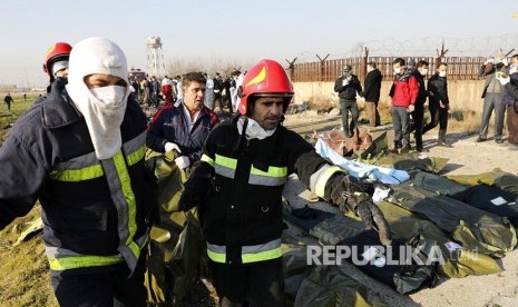 Tim SAR mengevakuasi korban pesawat Ukrainian dengan 176 penumpang yang jatuh di Shahedshahr, baratlaut Teheran, Iran Rabu (8/1).  