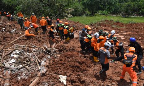 Tim SAR mengevakuasi korban tanah longsor di Ngetos, Nganjuk, Jawa Timur.