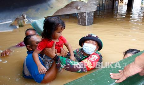 Tim SAR mengevakuasi warga saat banjir di Kecamatan Pengaron, Kabupaten Banjar, Kalimantan Selatan, Rabu (12/1/2022). Berdasarkan data sementara Kecamatan Pengaron sebanyak 3.727 jiwa mengungsi akibat terdampak banjir di Kecamatan Pengaron. 