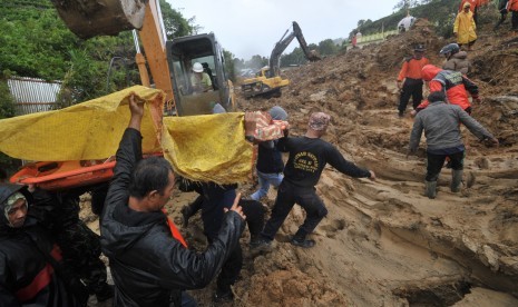 Tim SAR menggotong salah satu jenazah korban longsor, di Bukik Sileh, Kec.Gunung Talang, Kab.Solok, Sumatera Barat, Kamis (25/8). 