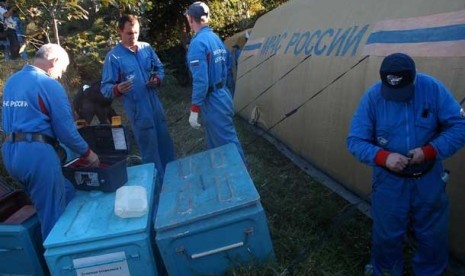   Tim SAR Rusia masih menunggu ijin di posko tim evakuasi pesawat Sukhoi Superjet 100, Cijeruk, Bogor, Ahad (13/5).