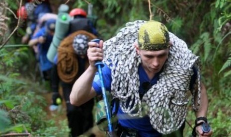 Tim SAR Rusia mendaki gunung Salak, Bogor.