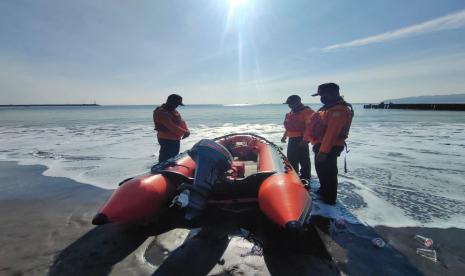 Tim SAR saat upaya pencarian korban tenggelam di Pantai Sodong.