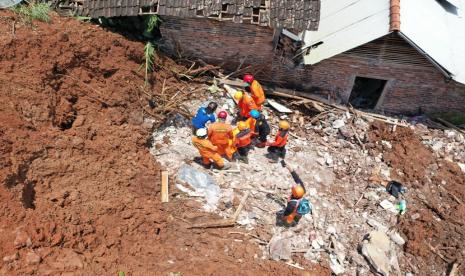  Tim SAR (Search and Rescue) Gabungan kembali menemukan 5 korban meninggal dunia akibat longsor yang terjadi di Desa Ngetos, Kecamatan Ngetos, Kabupaten Nganjuk, Provinsi Jawa Timur. Pusat Pengendali Operasi (Pusdalops) Badan Nasional Penanggulangan Bencana (BNPB) per Kamis (18/2), total korban yang ditemukan tim gabungan berjumlah 18 orang meninggal dan satu orang masih dalam pencarian.