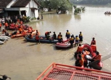 Tim SAR sedang mencari korban perahu tenggelan di perairan Bengawan Solo.