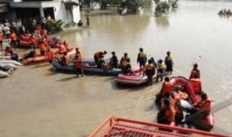 Tim SAR sedang mencari korban perahu tenggelan di perairan Bengawan Solo.