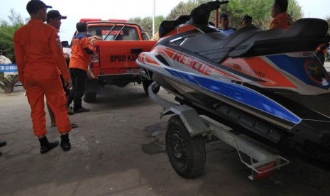 Tim SAR tengah melakukan pencarian atas dua wisatawan yang terseret ombak di Pantai Parangrtritis, Bantul, DIY pada Senin (2/7). Kedua korban merupakan wisatawan dari Banjarnegara, Jawa Tengah dan terseret saat tengah bermain air di bibir pantai pada Ahad (1/7).