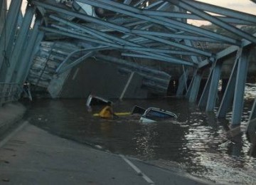 Tim SAR tengah memeriksa dua mobil yang terapung akibat Jembatan Tenggarong ambruk ke Sungai Mahakam, Kabupaten Kutai Kartanegara, Kalimantan Timur, Sabtu (26/11).