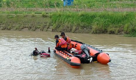 Tim SAR tengah mencari korban tenggelam di Sungai Irigasi Primer Desa Cisumur, Kecamatan Gandrungmangu, Kabupaten Cilacap, Jawa Tengah. 