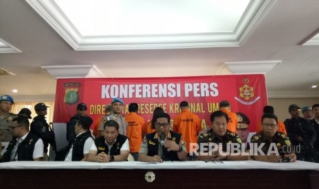 Tim Satgas Anti Mafia Bola Polri saat konferensi pers terkait pelimpahan berkas perkara dan enam dugaan pengaturan skor bola di Mapolda Metro Jaya, Rabu (10/4).