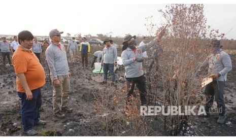 Tim Satgas Gakum Karhutla Dit Reskrimsus Polda Kalsel melakukan olah TKP di lahan terbakar milik PT BIT di Kecamatan Martapura Barat, Kabupaten Banjar, Kalimantan Selatan, Rabu (25/9/2019). 