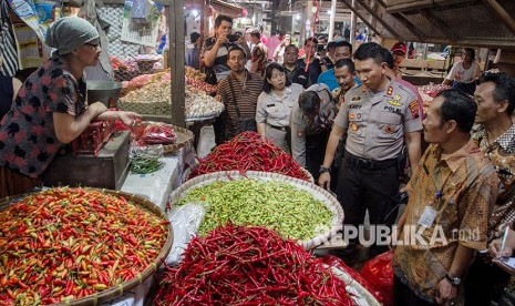 Tim Satgas Mafia Pangan Polresta Solo berbincang dengan pedagang saat sidak harga kebutuhan pokok di Pasar Legi, Solo, Jawa Tengah, Selasa (15/5). (ilustrasi)