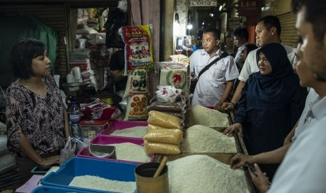 Pemerintah Kota Jakarta Barat (Pemkot Jakbar) melakukan uji kelayakan bahan pangan di lima pasar wilayah itu jelang Ramadhan 