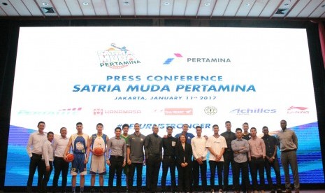 Tim Satria Muda Pertamina yang akan berlaga di IBL 2017 bersama ofisial tim dan manajemen saat peluncuran di Kantor Pertamina, Jakarta, Rabu (11/1).