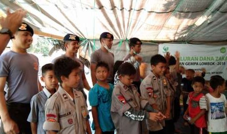 Tim Satuan Gegana Brimob Polda Kalimantan Timur bersinergi dengan Inisiatif Zakat Indonesia (IZI) mengadakan Trauma Healing anak-anak di Desa Dangiang, Kecamatan Kayangan, Kabupaten Lombok Utara, Rabu (22/8). 