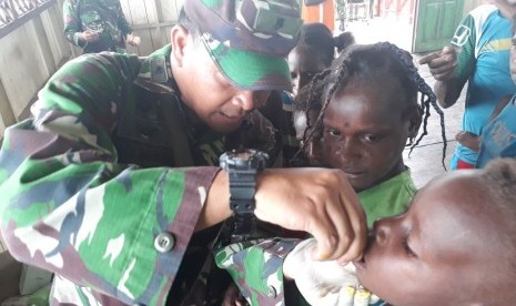 Tim Satuan Tugas (Satgas) Kesehatan TNI Kejadian Luar Biasa (KLB) yang terdiri dari tujuh orang dokter spesialis sudah bergerak menuju ke lokasi di Kampung Pedam, Distrik Okbibab, Papua sejak Ahad (21/1) lalu. 