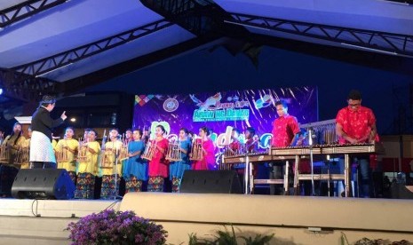   Tim Sekolah Indonesia Davao sedang memainkan angklung dalam acara Pasundayag, di Davao City, Filipina, pekan lalu.