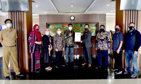 Tim Seleksi (Timsel) calon anggota Komisi Penyiaran Indonesia Daerah (KPID) Provinsi Jawa Barat menyerahkan secara resmi 21 nama bakal calon kepada Komsi I DPRD Provinsi Jawa Barat, di Gedung DPRD Jabar, Selasa (1/9).