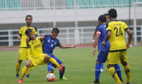 Tim sepak bola Jabar (biru) mengalahkan tim Jatim 2-1 pada laga perdana grup A cabor sepak bola PON XIX di Stadion Pakansari di Cibinong, Bogor, Rabu (14/9)