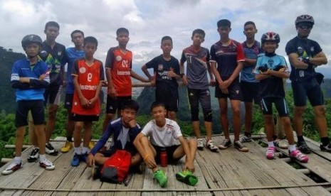 Tim sepak bola junior Thailand yang dilaporkan hilang. Foto diambil dari laman Facebook sang pelatih, Akkapol Chantawong.