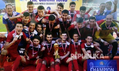 Tim sepak bola Kisrgistan merayakan kemenangan pada turnamen internasional Aceh World Solidarity (AWS) 2017 di Banda Aceh, Aceh, Rabu (6/12). 