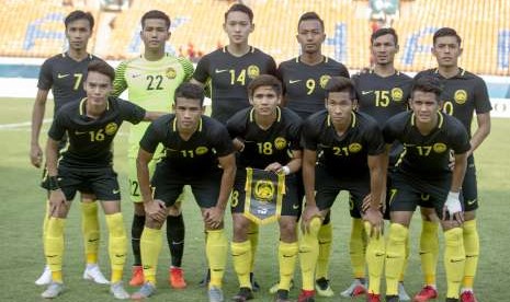 Tim sepak bola Malaysia berfoto bersama jelang pertandingan melawan tim sepak bola Kirgistan pada babak penyisihan sepakbola Grup E Asian Games 2018 di Stadion Si Jalak Harupat, Soreang, Kabupaten Bandung, Jawa Barat, Selasa (15/8).