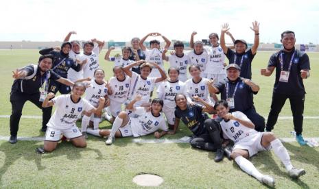 Tim sepak bola putri Bangka Belitung (Babel) berpose bersama usai melawan DKI Jakarta dalam perebutan perunggu PON XX Papua di Stadion Katalpal, Merauke, Senin (11/10). Babel meraih perunggu usai mengalahkan DKI Jakarta dengan skor 3-0. 