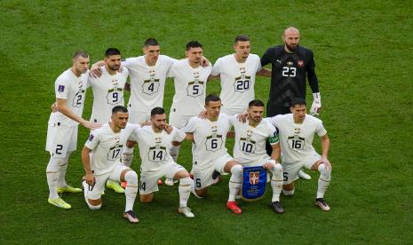 Tim sepak bola Serbia berpose untuk foto grup selama pertandingan sepak bola grup G Piala Dunia antara Kamerun dan Serbia, di Stadion Al Janoub di Al Wakrah, Qatar, Senin, 28 November 2022. 