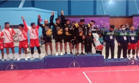 Tim sepak takraw putra Papua menerima medali emas dari nomor hoop, Senin (27/9).