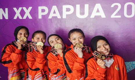 Tim sepak takraw quadrant putri Sulawesi Selatan berfoto bersama setelah mengikuti UPP Sepak Takraw PON Papua di GOR Trikora Universitas Cenderawasih, Jayapura, Papua, Sabtu (9/10/2021). Tim Sulsel meraih juara umum sepak takraw PON Papua dengan perolehan medali 2 emas, 1 perak dan 1 perunggu, peringkat dua diraih Gorontalo dengan 2 emas, dan peringkat ketiga Jawa Timur dengan 1 emas, 2 perunggu dan 1 perak.