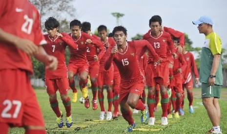 Tim Sepakbola Nasional Indonesia saat berlatih teknik dan fisik di Stadion UNRI, Pekanbaru, Riau.