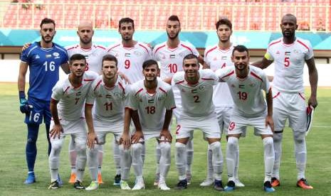 Tim sepakbola Palestina foto bersama jelang pertandingan Grup A Asian Games ke-18 di Stadion Patriot Chandrabhaga, Bekasi Minggu (12/8).