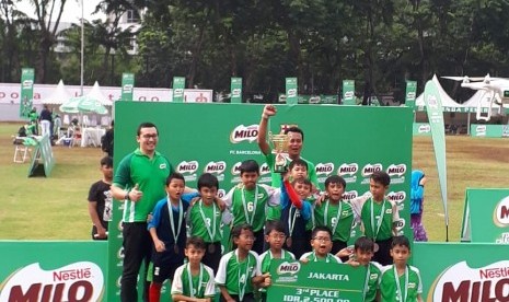 Tim sepak bola SD Bakti Mulya 400 berhasil meraih juara ketiga Kick Off Final Regional Jakarta Milo Football.