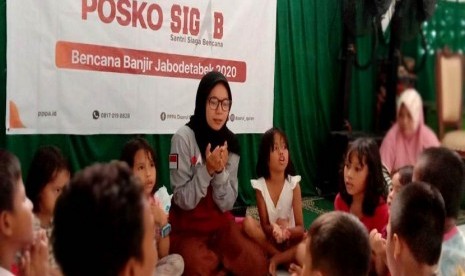 Tim Siaga Bencana (SIGAB) PPPA Daarul Qur’an melakukan trauma healing kepada anak-anak di Petamburan