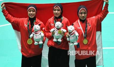 Peraih medali emas silat Pramudita Yuristya (kiri).