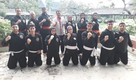 Tim Silat Iran saat latihan di padepokan silat TMII bersama perwakilan Kemenpora Herman Chaniago.