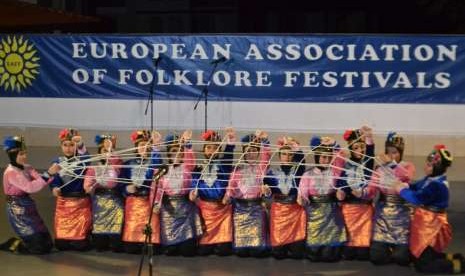 Tim SMA Labschool berhasil menjadi juara di kompetisi folklore tingkat dunia yang digelar di Bulgaria.