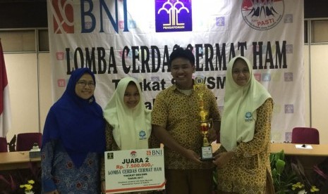 Tim SMAIT Nurul Fikri berhasil meraih juara kedua Lomba Cerdas Cermat HAM tahun 2017. 