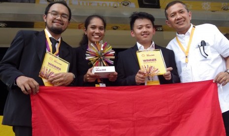 Tim Smart Car MCS Indonesia saat menerima juara pertama di Shell Make the Future Live.