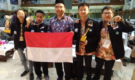 Tim SMP Indonesia menjadi juara umum lomba matematika di India.