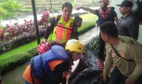  Tim SOAR Rafting Taman Wisata Matahari, Bogor, mengangkat jasad pengusaha Hari Darmawan. Hari ditemukan tewas di aliran Sungai Ciliwung, Bogor, pada Sabtu (10/3) pagi.